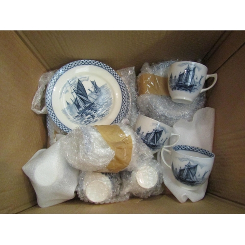 1572 - A box of early 20th Century blue and white teawares with boat detail