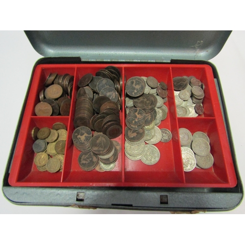 1363 - A Christmas 1914 tin for the troops containing a selection of uniform buttons. A quantity of mainly ... 