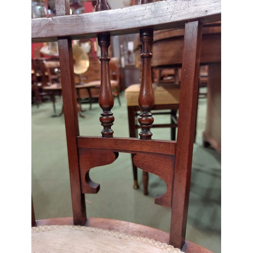 4135 - An Arts & Crafts walnut open armchair in the manner of Jas. Shoolbred with spindle backrest the serp... 