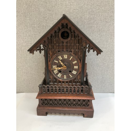 7024 - An early-mid 20th Century cuckoo mantel clock with pierced and fretwork detail, Roman dial, 52cm tal... 