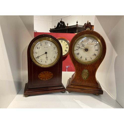 7259 - Two Edwardian mahogany mantel clocks, balloon and dome form a/f