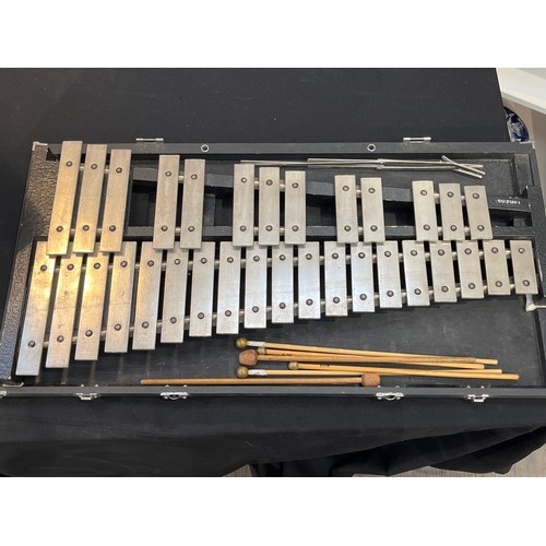 5066 - A Suzuki glockenspiel, cased