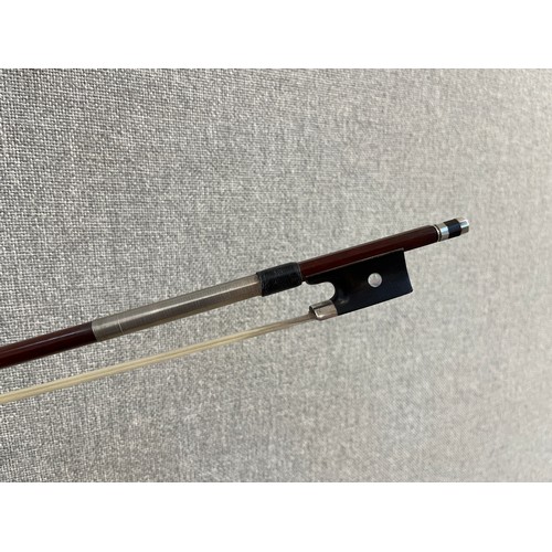 5089 - An early 20th Century violin bow, ebony frog, round stick, mother of pearl inlay and white metal mou... 