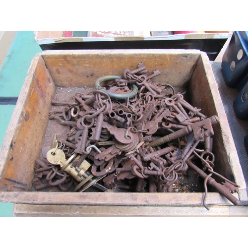 9079 - A box of mixed keys