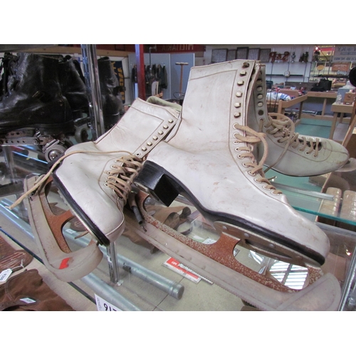 9174 - A pair of vintage ice skates