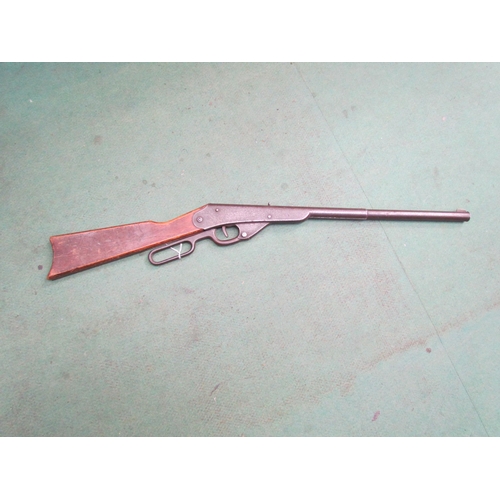 9195 - A vintage Daisy under-lever action air rifle in .177 calibre