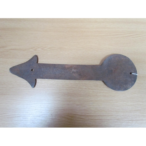 9200 - A cast iron Shell garage sign in the form of an arrow, 40cms long