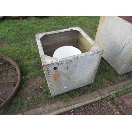 9305 - A riveted galvanised water tank, 22