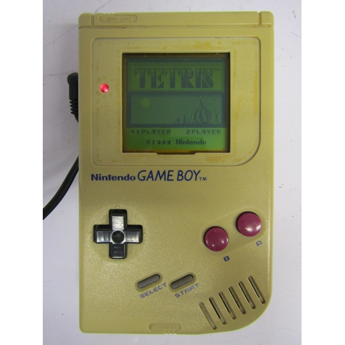 7005 - An unboxed Nintendo Game Boy handheld computer games console (a/f, discoloured and missing screen su... 