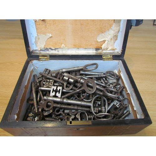 7231 - A box containing assorted antique keys