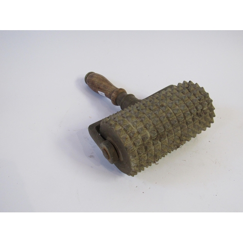 7233 - A wooden handled, heavy brass cement roller/pattern maker     (R) £25