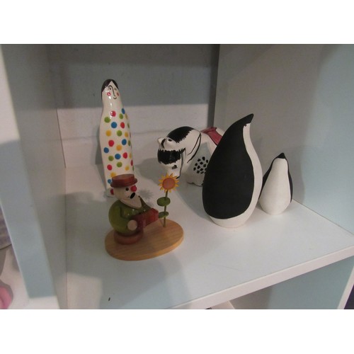 1419 - A ceramic painted horse money box, ceramic penguins, German wooden rauchen smoking figure, etc (5)