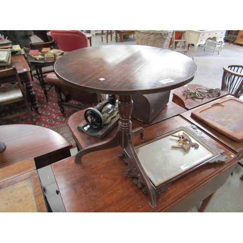 2222 - A Regency oak tripod coffee table