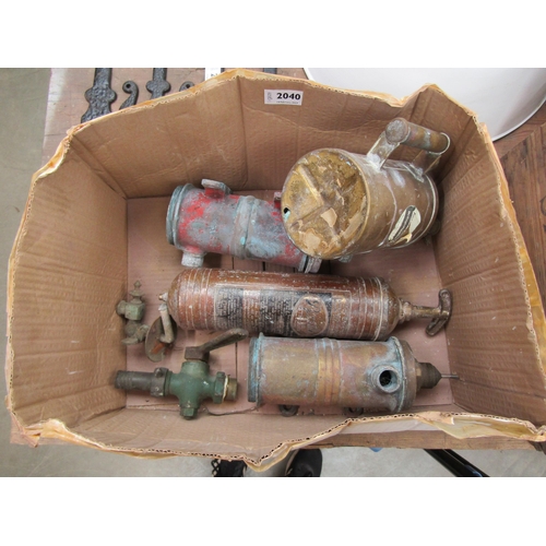 2040 - A box of brass pumps and vintage fire extinguisher (4)