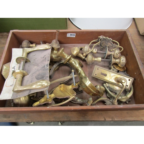 2043 - A box of mixed brass door furniture