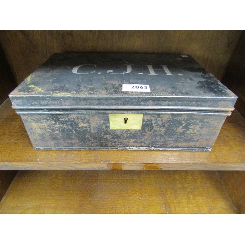 2063 - Tin cash box with key