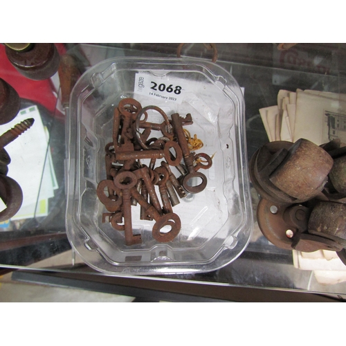 2068 - A tub of 19th Century iron keys