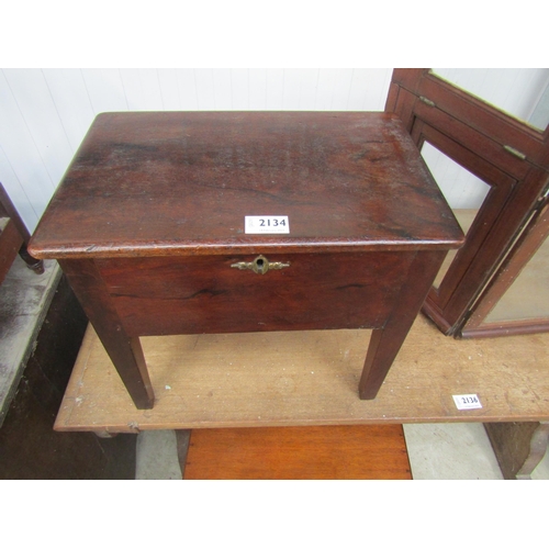 2134 - A Georgian mahogany box stool