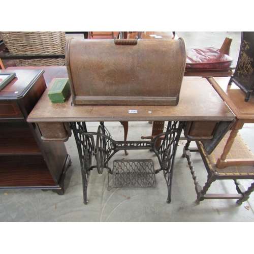 2199 - A Singer tredle base table with sewing machine and base