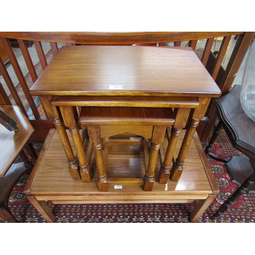 2231 - An oak nest of three fitting tables