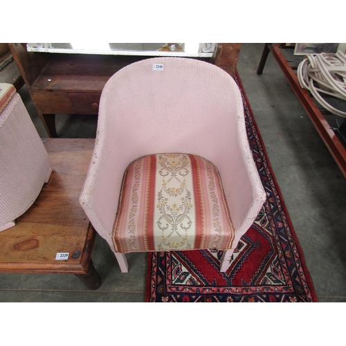 2340 - A Lloyd Loom style pink tub chair and a matching linen basket (2)