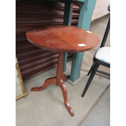 2440 - A tripod wine table   (E)  £10-20