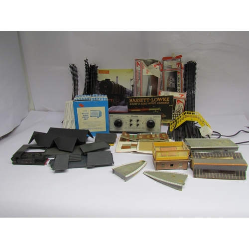Assorted 00 gauge model railway accessories including boxed H&M