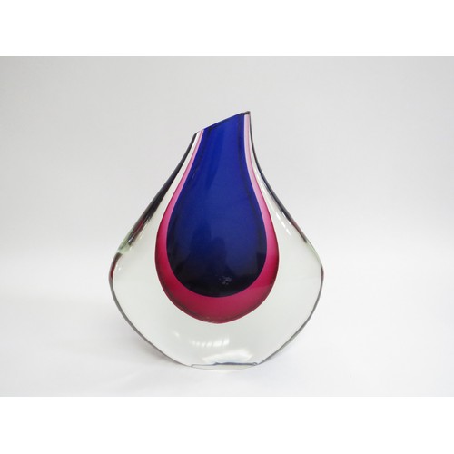 9152 - A large Murano Sommerso fin vase in blue and cranberry encased in clear with wide fins. 25cm high. (... 