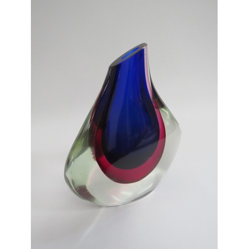 9152 - A large Murano Sommerso fin vase in blue and cranberry encased in clear with wide fins. 25cm high. (... 