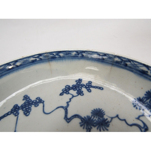 6228 - A late 18th Century Lowestoft porcelain blue and white saucer (cracked)