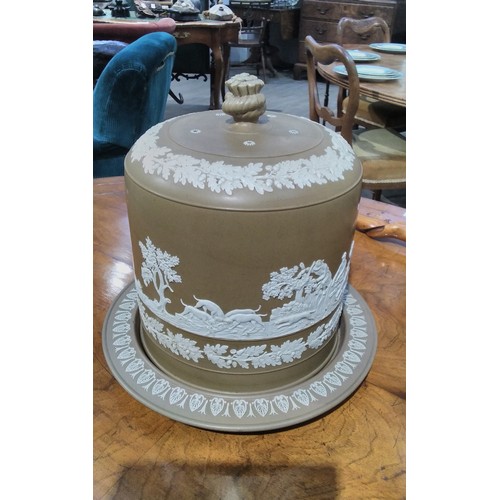 6200 - A large cheese dome with acorn and oak leaf border, fox hunting scene, 30cm tall