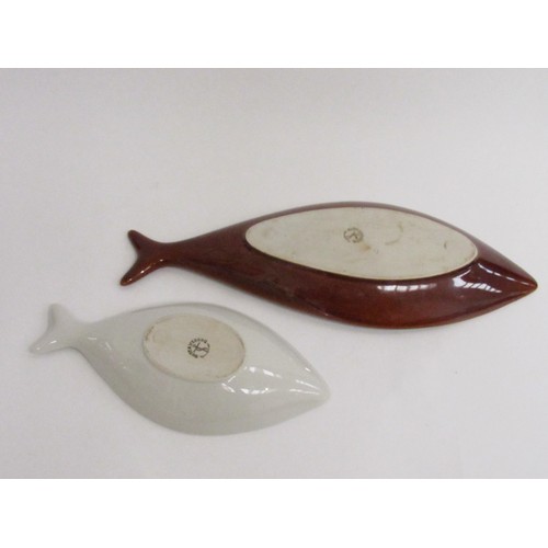 9017 - Two Fladen Fish dishes by Stig Lindberg for Gustavsberg, one in a treacle glaze, one white, largest ... 