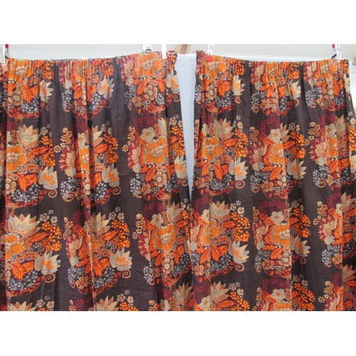 9245 - A pair of curtains in 