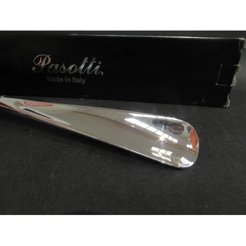 9258 - A Pasotti skull shoe horn, made in Italy, with original box.  45.5cm long