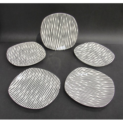 9030 - Five Midwinter ceramic dinner plates, Zambesi design,   25cm diameter