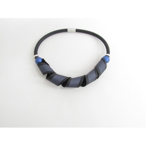 9235 - A comtemporary modernist design choker necklace in rubber and metal. Measures approximately 47cm lon... 