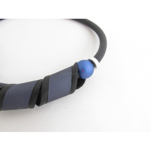 9235 - A comtemporary modernist design choker necklace in rubber and metal. Measures approximately 47cm lon... 