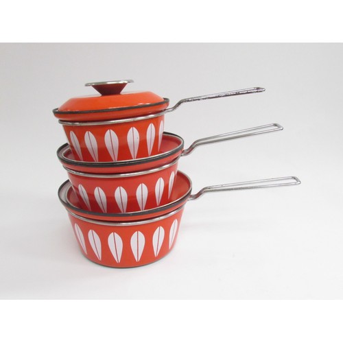 9266 - Cathrine Holm, Norway, set of three vintage red enamel saucepans, largest   20cm diameter.    (E)   ... 