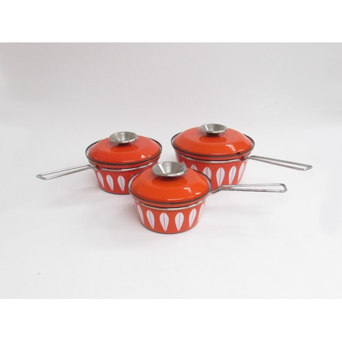 9266 - Cathrine Holm, Norway, set of three vintage red enamel saucepans, largest   20cm diameter.    (E)   ... 