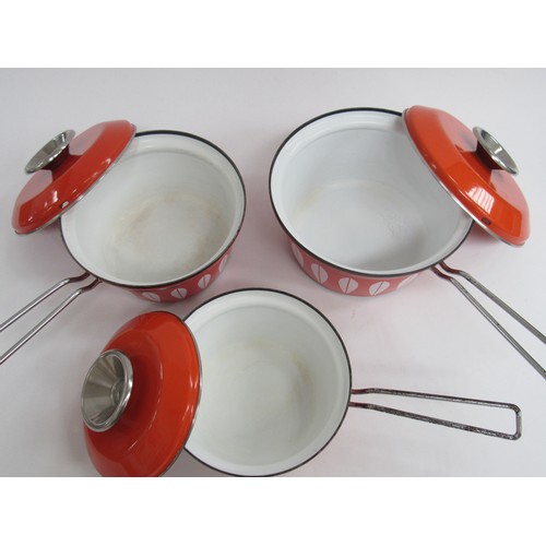 9266 - Cathrine Holm, Norway, set of three vintage red enamel saucepans, largest   20cm diameter.    (E)   ... 