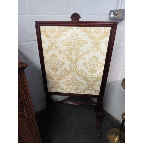 1006 - A Regency fire screen with sliding panels to front and back. Brass paw feet castors. 115cm height x ... 