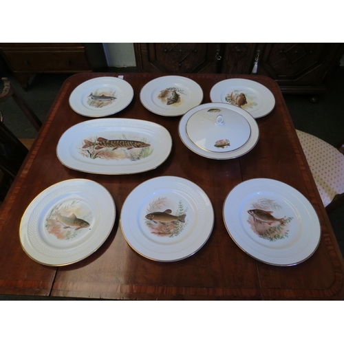 1016 - A selection of Hutschenreuther Hohenberg porcelain including six plates, a platter and lidded servin... 