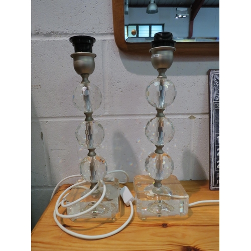 1022 - A pair of glass table lamps