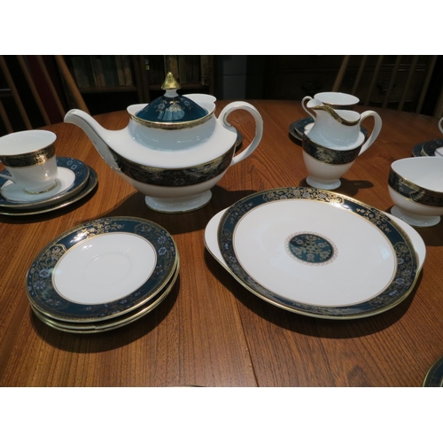 1106 - A quantity of Royal Doulton 'Carlyle' teawares, teapot handle a/f