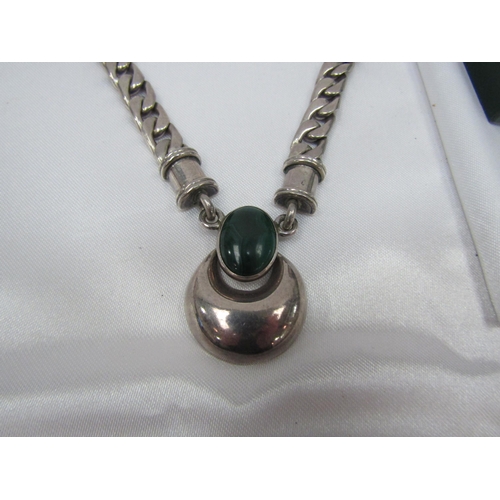 1343 - A silver heavy chain necklace with a malachite pendant and a pair of malachite earrings