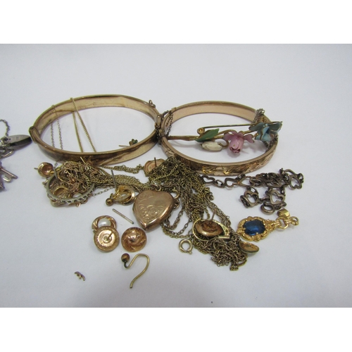 1346 - A bag of miscellaneous jewellery including two gold plated bangles, 9ct gold chains a/f, earrings et... 