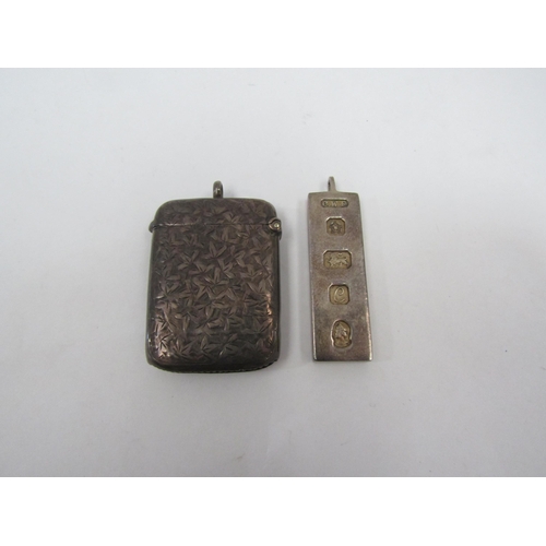 1353 - A silver vesta case and a silver ingot pendant