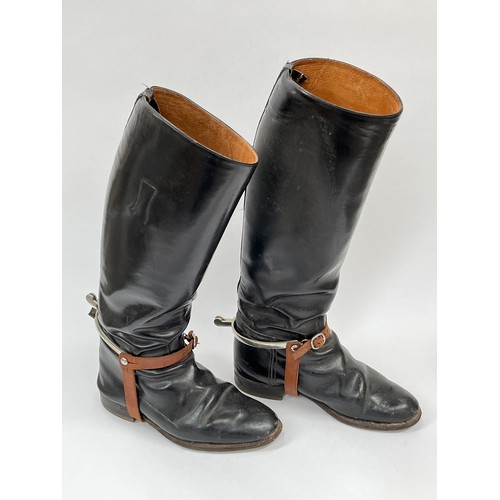 9005 - A pair of officer's black leather cavalry boots with spurs    (C)