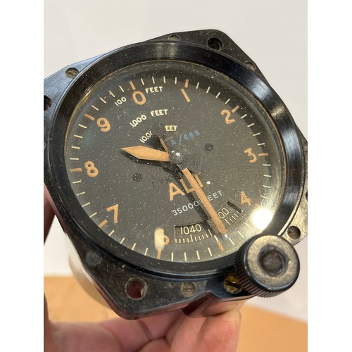 9088 - A WWII RAF Sensitive Altimeter 6A/685 Mk XIVA, dated 1943, with original box