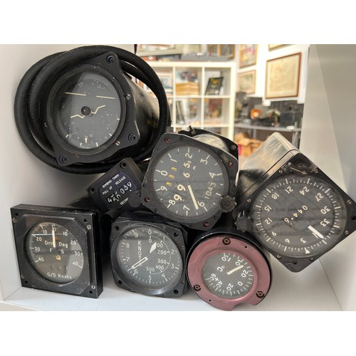 9097 - A quantity of post-war aircraft dials/ gauges including Horizon Gyro Unit Type B-18 (7)